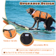 Ein Hund, der eine orangefarbene Schwimmweste auf einem Surfbrett im Wasser trägt, mit Text, der 'Verbessertes Design', 'Rettungsgriff' und 'Verstellbarer Bauch' hervorhebt.
