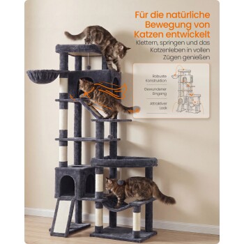 Grauer mehrstöckiger Kratzbaum mit drei getigerten Katzen, Hängematte und Sisalstämmen; sichtbarer deutscher Text: „Für die natürliche Bewegung von Katzen entwickelt.“
