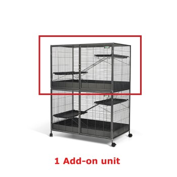 Ein zweistufiger Haustierkäfig mit Metallgitterkonstruktion, mit Rampen und Regalen, mit der Aufschrift "1 Zusatzmodul" in fettem roten Text.