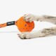 Vordere Pfoten eines Hundes halten einen orangefarbenen, gesprenkelten Ball, befestigt an einem orangefarbenen Seil; schwarzes Etikett mit der Aufschrift 'Cheerble'.