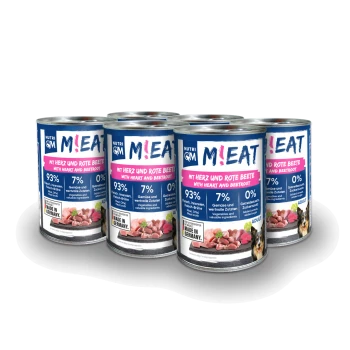 Sechs Dosen NutriQM M!EAT Hundefutter mit Herz‑und‑Rote‑Bete‑Etikett, darauf '93% Fleisch', '7% Gemüse' und 'Made in Germany'.