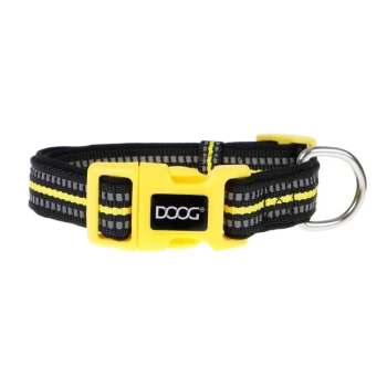 Schwarzes und gelbes Haustierhalsband mit einer gelben Schnalle und reflektierenden Streifen, das das Markenlogo 'DOOG' trägt.