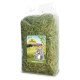 Eine durchsichtige Plastiktüte gefüllt mit grünem Heu, beschriftet mit "JR FARM Bergwiesen-Heu", mit einem Cartoon-Kaninchen und dem Text "Gratis Aufkleber."