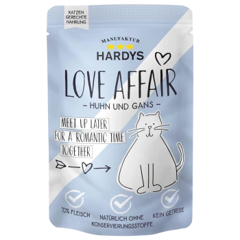 Opakowanie karmy dla kotów z "Hardys Love Affair" z kurczakiem i gęsią, stwierdzające "70% mięsa," "naturalnie bez konserwantów," i "bez zbóż."