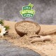 Schüssel mit natürlichen Haustierfutterzutaten, die auf eine Juteschicht fallen, mit einem Holzlöffel und dem Logo "LYRA NATURE POWER" darüber.