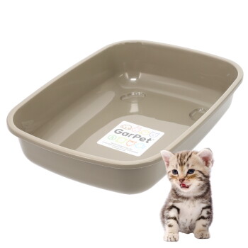 Beige, rechteckige Katzentoilette mit 'GarPet'-Aufkleber und einem kleinen getigerten Kätzchen daneben.