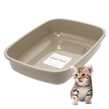 Beige, rechteckige Katzentoilette mit 'GarPet'-Aufkleber und einem kleinen getigerten Kätzchen daneben.
