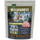 Verpackung für Katzenfutter mit einer Bengal-Katze, beschriftet "Wilderness Adult", mit 70% frischem Fleisch, Truthahn und Nährwertangaben.