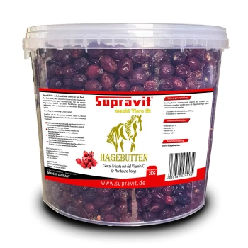 Klarer Kunststoffbehälter mit getrockneten Hagebutten, beschriftet mit 'Supravit', mit einem Pferdegrafik und Informationen zu den Nährstoffvorteilen für Pferde.