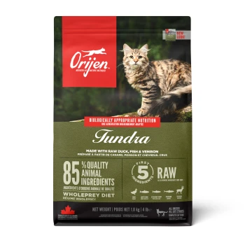 Tundra 1,8 kg Sac de nourriture pour chats Orijen Tundra avec un chat duveteux, mettant en avant "85% d'ingrédients animaux de qualité" et "canard cru, poisson et venaison."