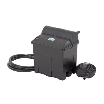 BioSmart Schwarzes Teichfiltersystem mit Pumpe und Schlauch, entworfen zur Aufrechterhaltung von sauberem Wasser in Gartenteichen.