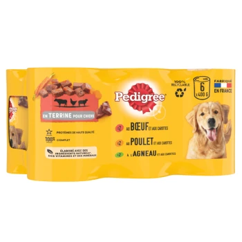 Paquet de nourriture pour chiens Pedigree avec trois saveurs : bœuf avec des carottes, poulet avec des carottes, et agneau avec des carottes, avec un golden retriever sur le devant.