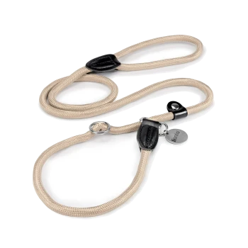 Eine beige Hundeleine aus geflochtenem Seil mit schwarzen Lederakzenten und einem Metallclip zur Befestigung.