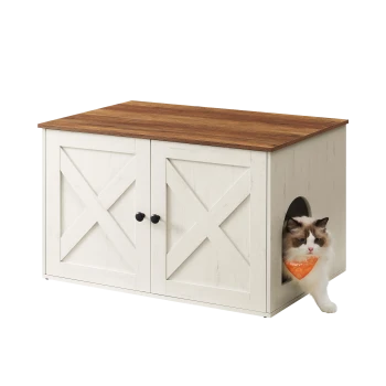 Ein weißes Holzhaustierhaus mit einem braunen Dach, mit einer Katze, die mit einem Bandana aus einem runden Eingang hervorlugt.
