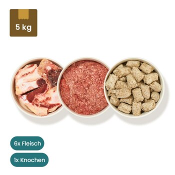 Gefrorene Haustierfutterprodukte, darunter Köttbullar, Rindfleischmix, Hühnenmix und Rinderpansen, mit verschiedenen Texturen und Verpackungen.