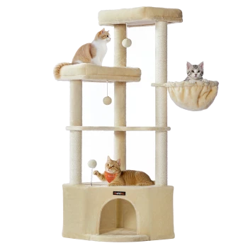 Beiger mehrstöckiger Katzenbaum mit drei Katzen, die auf Plattformen spielen und ruhen, sowie einer hängenden Hängematte.