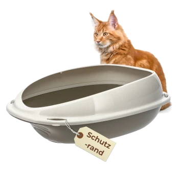 Orangefarbene Maine-Coon-Katze hinter einer beige ovalen Katzentoilette mit hohem Rand, hängendes Schild mit der Aufschrift 'Schutz -rand'.