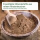 Schüssel mit braunem Pulver und einem Holzlöffel, beschriftet mit "Essentielle Mineralstoffe aus reinen Rinderknochen".
