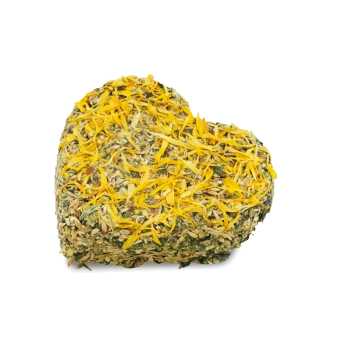 Herzförmiger Kräuter-Leckerbissen für Haustiere aus gemischten getrockneten Kräutern und gelben Blütenblättern, vor einem weißen Hintergrund.