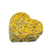 Friandise pour animaux en forme de cœur faite d'herbes séchées mélangées et de pétales de fleurs jaunes, sur fond blanc.
