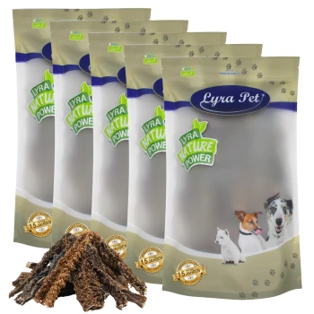 Fünf Tüten Lyra Pet Nature Power Hundeleckereien, mit einem Haufen natürlicher Kauartikel davor, mit einem Premium-Qualitätslabel.