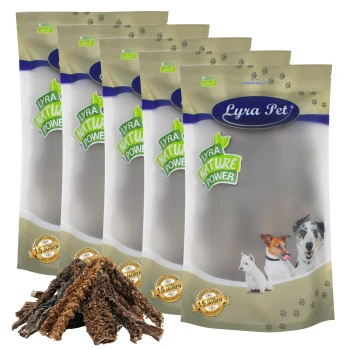 Fünf Tüten Lyra Pet Nature Power Hundeleckereien, mit einem Haufen natürlicher Kauartikel davor, mit einem Premium-Qualitätslabel.