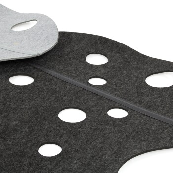 Grau-schwarze Haustiermatte mit mehreren runden Ausschnitten, entworfen für Komfort und Belüftung.