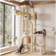 Beiger mehrstufiger Kratzbaum am Fenster mit sechs entspannten Katzen, Kratzrampe, Hängematte und hängendem Spielzeug; kein sichtbarer Text.