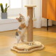 Katze spielt mit hölzernem Katzenkarussell-Spielzeug mit doppelter Basis für Stabilität und leisem Aufpralldesign.