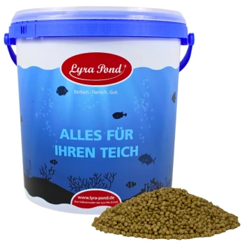 Ein blauer und weißer Eimer, beschriftet "Lyra Pond" mit dem Text "ALLES FÜR IHREN TEICH" steht neben einem Haufen Fischfutterpellets.