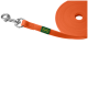 Orangefarbene Hundeleine mit einem silbernen Clip und einem grünen "HUNTER"-Logo-Anhänger, im Hintergrund aufgerollt.