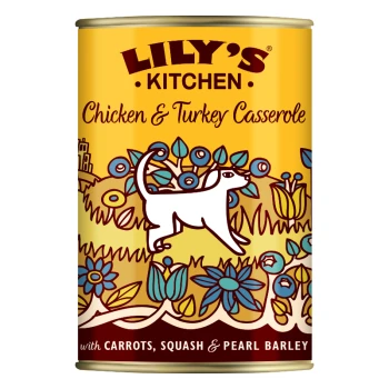 Nourriture humide pour chien LILY’S KITCHEN Adult Poulet et dinde 6x400 g Casserole de poulet et dinde de Lily's Kitchen avec un chat parmi des fleurs, avec le texte 'avec carottes, courge et orge perlé'.