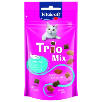 Die Verpackung von Katzenleckerlis zeigt eine weiße Katze mit schwarzen Markierungen, beschriftet mit "Vitakraft Trio Mix," zuckerfrei und fischgeschmack.