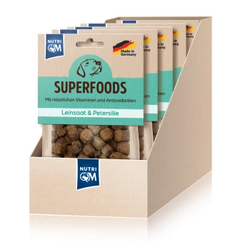 Hundeleckerlis mit der Aufschrift "SUPERFOODS" mit natürlichen Vitaminen und Antioxidantien, die Leinsamen und Petersilie enthalten, in einer Auslagebox.