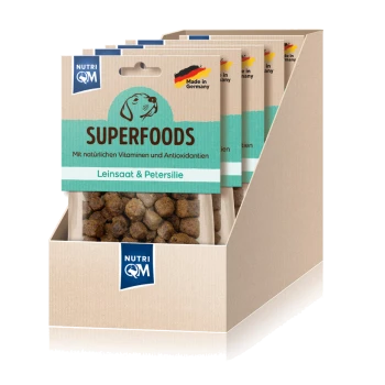 Hundeleckerlis mit der Aufschrift "SUPERFOODS" mit natürlichen Vitaminen und Antioxidantien, die Leinsamen und Petersilie enthalten, in einer Auslagebox.