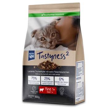 Eine Tüte Nutri QM Tastyness² Katzenfutter mit einer grauen Katze auf der Vorderseite, mit Text, der 75 % Fleisch, 25 % Gemüse und 0 % Getreide hervorhebt.