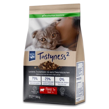 Eine Tüte Nutri QM Tastyness² Katzenfutter mit einer grauen Katze auf der Vorderseite, mit Text, der 75 % Fleisch, 25 % Gemüse und 0 % Getreide hervorhebt.