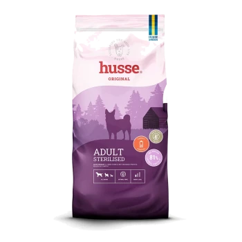 Lila Beutel von Husse Super Premium Hundefutter mit der Aufschrift 'Sterilisiert', mit einem Hundesymbol, mit 28 % Protein und 81 % tierischem Protein.