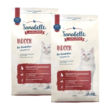 Zwei 20 kg Säcke Sanabelle Indoor Katzenfutter mit einer weißen Katze auf der Vorderseite, beschriftet mit "Indoor für Hauskatzen" und "reduzierter Energiegehalt."