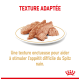 Nourriture pour animaux sur une assiette blanche avec des morceaux doux et texturés. Le texte indique "TEXTURE ADAPTÉE" et décrit cela comme aidant l'appétit des chiens Spitz difficiles.