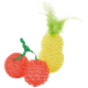 Bunte Haustierspielzeuge in Form einer Ananas und zwei roten Bällen, mit einer grünen Feder oben auf der Ananas.