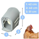 Graue Kunststoff-Nistbox mit sichtbarem Text '1: 42 cm 2: 40 cm 3: 51 cm' und einer braunen Henne.