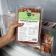 Hand hält vakuumversiegelte 500 g Barfer's 'Komplett‑Mix Senior Rind & Huhn' Rohfutterpackung in einer Gefrierschublade.