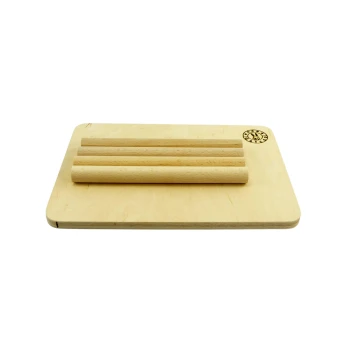 Holz-Haustiertrainingswerkzeug mit drei zylindrischen Rollen auf einer rechteckigen Basis, mit einem Logo in der Ecke.