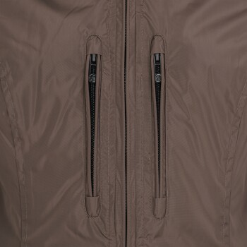 Braune Haustierjacke mit zwei Reißverschlusstaschen, mit einer glatten, glänzenden Stofftextur.