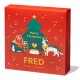 Eine rote Geschenkbox mit einem Weihnachtsbaum, "Frohe Weihnachten," zwei Hunden (einer mit Geweihen), beschriftet mit "FRED" und "Tierliebe vom Allerfeinsten."