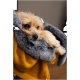 Ein flauschiger Hund, der auf einer gemütlichen grauen und gelben Decke ruht, mit dem Kopf bequem gebettet und teilweise geschlossenen Augen.