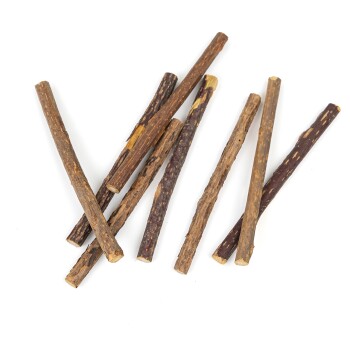 Eine Sammlung von natürlichen Kaustangen für Haustiere, unterschiedlich in Länge und Farbe, auf einem weißen Hintergrund angeordnet.