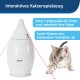Interaktives Katzenspielzeug in Form einer weißen, tropfenförmigen Maschine mit einem roten Laserstrahl, neben einer spielenden grauen Katze.