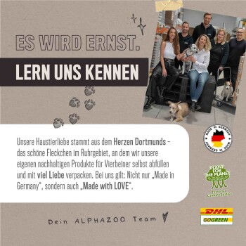 ALPHAZOO-Team in einem Tiergeschäft mit Hunden, das nachhaltige Haustierprodukte zeigt, die mit "Made with LOVE" und "Made in Germany" gekennzeichnet sind.